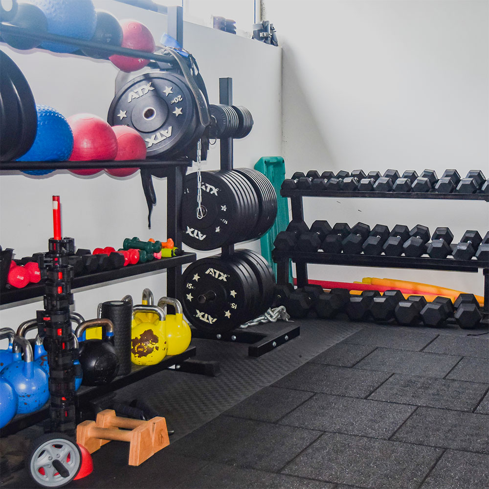 Gewichte, Bälle und Hanteln fürs Freie Training in Brauns Gym