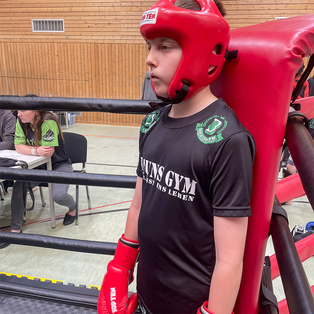 Junger Boxer im Ring kurz vor dem Wettkampf