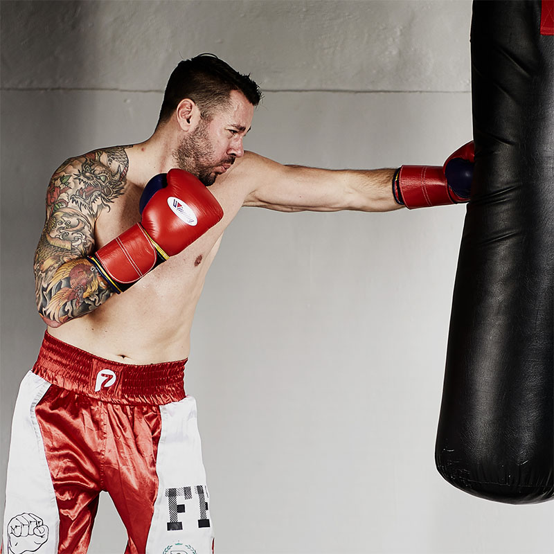 Kickboxer beim Training mit dem Boxsack bei Brauns Gym in Fulda