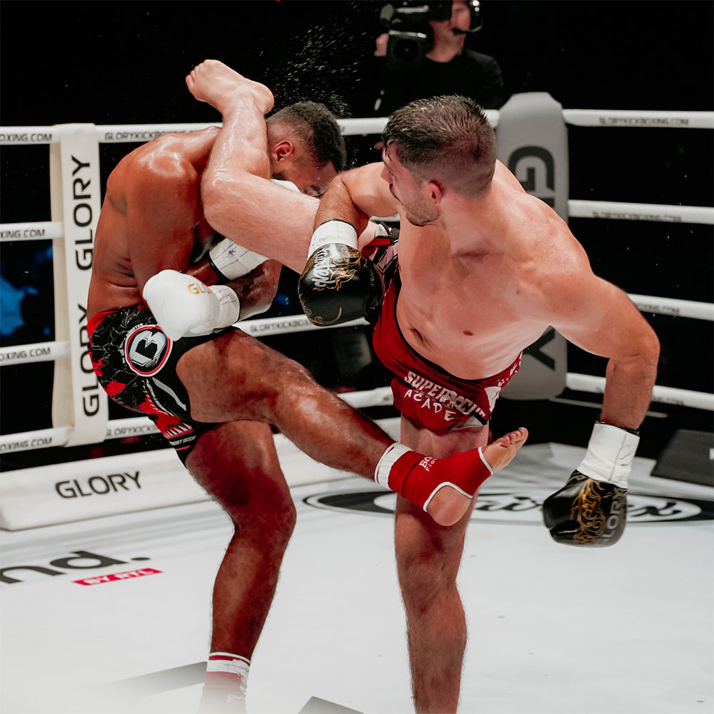 Sergej Braum im Wettkampf im Ring bei einem Tritt gegen den Gegner