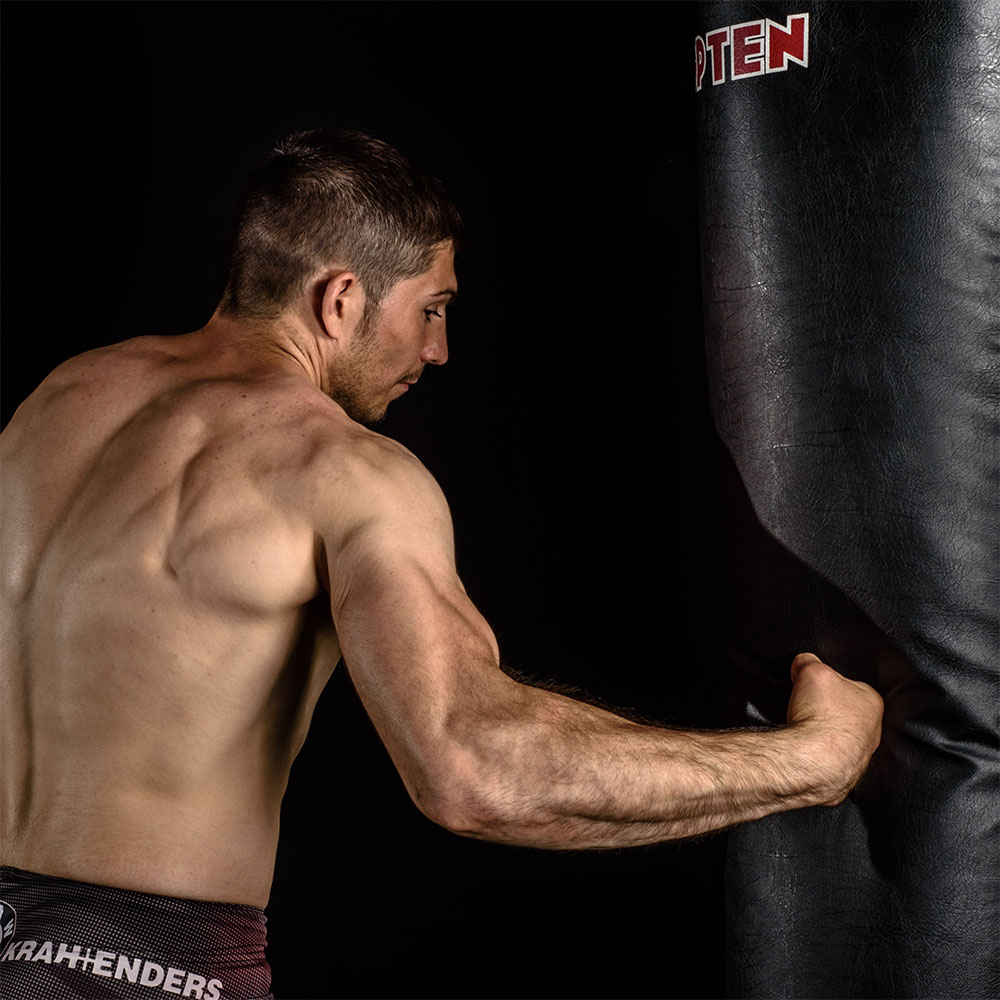 Sergej Braun beim Training mit dem Boxsack