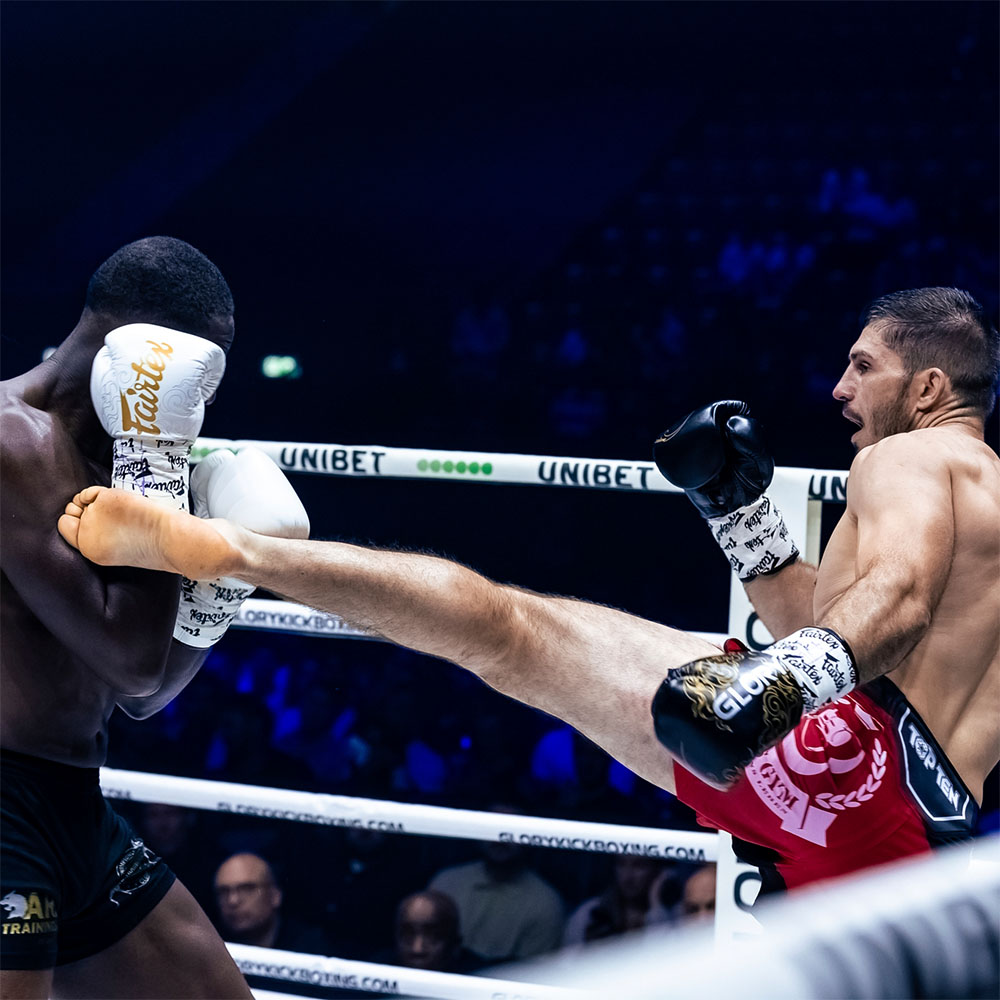 Zwei Männer im Ring beim Kickbox-Wettkampf