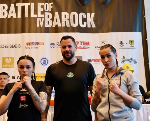 Zwei Kämpferinnen auf der Pressekonferenz während des Battle of Barock IV