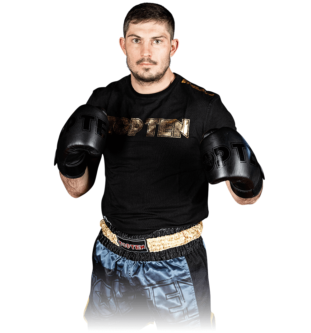 Sergej Braun im Kickbox-Outfit mit Boxhandschuhen
